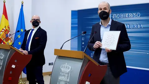 Archivo - El consejero de Sanidad de Cantabria, Miguel Rodr&iacute;guez, acompa&ntilde;ado del director general de Salud P&uacute;blica, Reinhard Wallmann