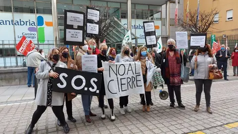 Manifestaci&oacute;n de los sindicatos ante la sede del Gobierno por el cierre del centro de menores CAIF