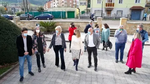 Imagen de la llegada de la consejera al Ayuntamiento de Pi&eacute;lagos