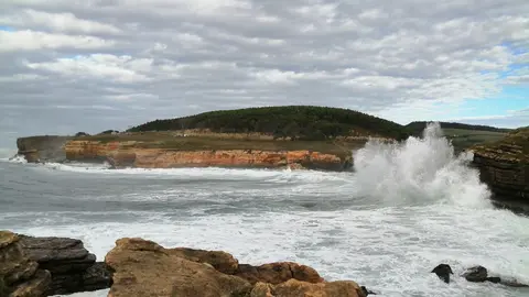 Archivo - Vuerte viento y oleaje en el litoral c&aacute;ntabro. 