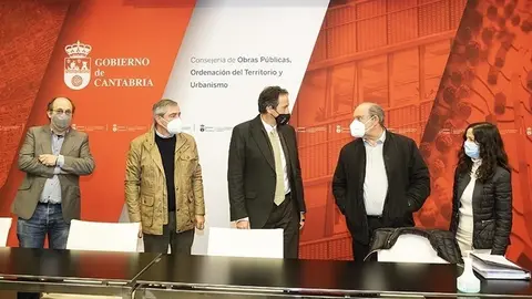 11:00 horas. Despacho del consejero de Obras P&uacute;blicas, Ordenaci&oacute;n del Territorio y Urbanismo
El consejero de Obras P&uacute;blicas, Ordenaci&oacute;n del Territorio y Urbanismo, Jos&eacute; Luis Gochicoa, se re&uacute;ne con miembros de la Corporaci&oacute;n municipal de Suances.
11 DE MARZO DE 2021
FOTOGRAF&Iacute;A: SILVIA BOUZO