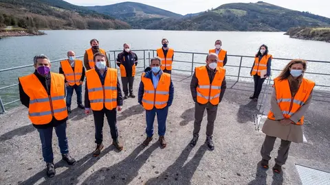 Autoridades en la central de Repsol en Aguayo