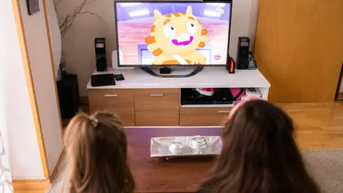 Archivo - Las hijas de Tito y Gina ven la tele, mientras sus padres buscan un trastero donde meter sus pertenencias hasta que encuentren otra vivienda, despu&eacute;s de que Sareb (Sociedad de Gesti&oacute;n de Activos procedentes de la Reestructuraci&oacute;n Bancaria) haya 