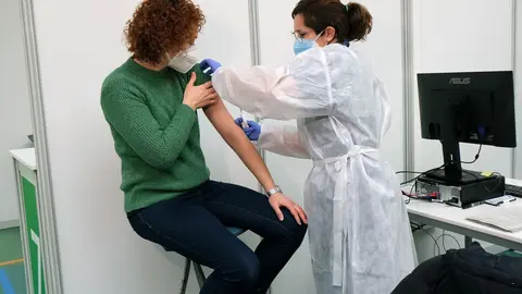 Un empleada sanitaria suministra la vacuna contra la Covid-19 en el dispositivo de vacunaci&oacute;n puesto en marcha en el polideportivo Germans Escales, en Palma de Mallorca, Islas Baleares, (Espa&ntilde;a), a 8 de marzo de 2021.
