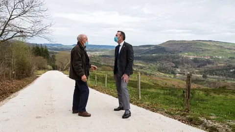 El consejero de Desarrollo Rura, Guillermo Blanco, visita la mejora del Camino de las Prader&iacute;as, en Cades.