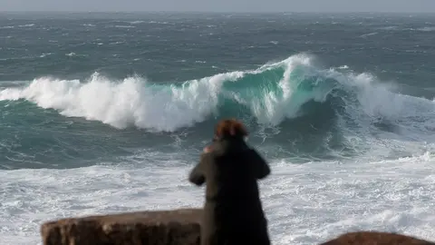 Archivo - Una persona graba el oleaje en la zona del Acuarium Finisterrae, en A Coru&ntilde;a, Galicia (Espa&ntilde;a), a 30 de enero de 2021. Este s&aacute;bado Galicia est&aacute; afectada por una borrasca denominada 'Justine' que ha dejado cielos cubiertos con precipitaciones, lo