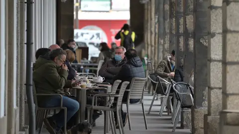 Varios comensales disfrutan en la terraza de un establecimiento durante el primer d&iacute;a de la reapertura del interior de los bares y restaurantes en A Coru&ntilde;a, Galicia (Espa&ntilde;a), a 8 de marzo de 2021. Desde hoy la Xunta permite la apertura de las &aacute;reas sanita