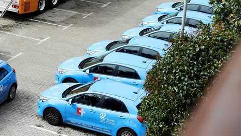 Archivo - Veh&iacute;culos de hospitalizaci&oacute;n domiciliaria de Valdecilla.