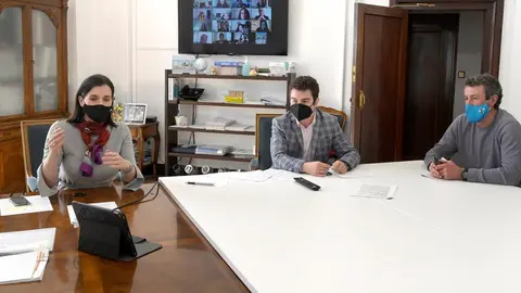 La alcaldesa da la bienvenida a los paticipantes en la lanzadera de empleo