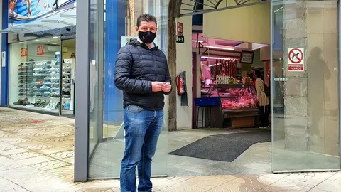 El concejal de Ferias y Mercados, Jes&uacute;s S&aacute;nchez, en la Plaza de Abastos de Torrelavega