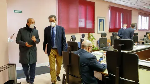 El consejero de Industria, Turismo, Innovaci&oacute;n, Transporte y Comercio, Javier L&oacute;pez Marcano, y el presidente de la Autoridad Portuaria, Francisco Mart&iacute;n, en el Consejo de Administraci&oacute;n.