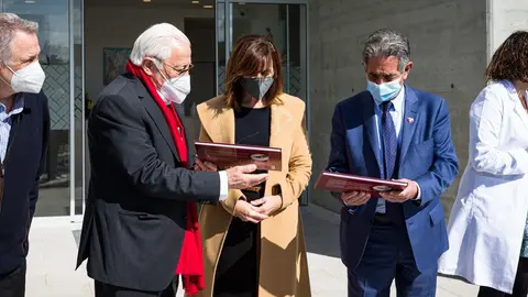 Revilla con el padre &Aacute;ngel en la residencia Mensajeros de la Paz