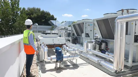 Archivo - Un trabajador camina por el tejado de la piscina cubierta del Centro Deportivo Municipal de Casa de Campo durante la visita de la concejala de Moncloa-Aravaca, Loreto Sordo y la delegada de Obras y Equipamientos, Paloma Garc&iacute;a Romero, para conoc