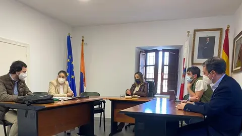 Reuni&oacute;n de la alcaldesa, Gema Perojo, con los presidentes de las Juntas Vecinales de Ria&ntilde;o y Sol&oacute;rzano, el equipo redactor de las alegaciones y la empresa Green Capital Power.