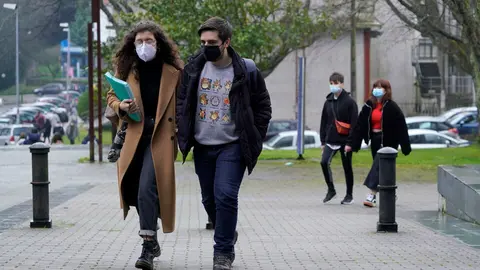 Alumnos a su llegada a la Facultad de Derecho durante el primer d&iacute;a en el que los estudiantes universitarios gallegos vuelven a las aulas, en Santiago de Compostela, A Coru&ntilde;a, Galicia, (Espa&ntilde;a), a 1 de marzo de 2021. Las puertas de las universidades galle