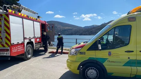 Bomberos del 112 y 061 han atendido a una ciclista herida en San Miguel de Aguayo