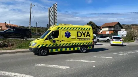 La ambulancia de la DYA y una patrulla de la Polic&iacute;a Local de Castro. ARCHIVO.