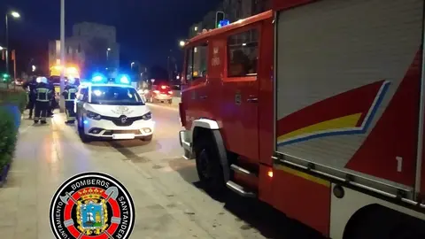 Los Bomberos de Santander y Polic&iacute;a en la zona de General D&aacute;vila donde ocurri&oacute; el incendio en esta vivienda