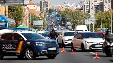 Archivo - Agentes de Polic&iacute;a Nacional durante un control en la carretera A-5, en Madrid, el 9 de octubre de 2020