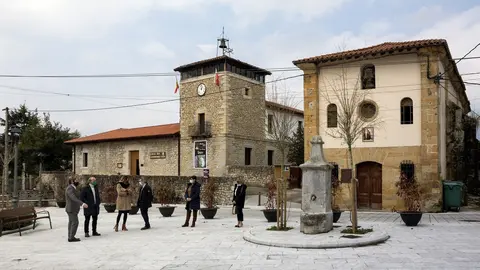 El consejero de Turismo, Javier L&oacute;pez Marcano; el alcalde de Reoc&iacute;n, Pablo Diestro, y otras autoridades en la renovada plaza de Villapresente