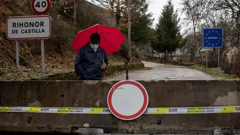 Archivo - Un hombre pasea alrededor del cierre de la frontera de Rihonor/Rio de Onor en la Sierra de la Culebra (Zamora) con Portugal, en Zamora, Castilla y Le&oacute;n (Espa&ntilde;a), a 7 de febrero de 2021. El Gobierno de Portugal decidi&oacute; cerrar las fronteras con Es