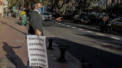 Archivo - Un hombre porta un cartel reivindicativo durante el d&iacute;a en que autobuses escolares de colegios concertados recorren la ciudad con lazos naranja en protesta contra la &lsquo;Ley Cela&aacute;&rsquo;, que se vota hoy en el Congreso de los Diputados, en Valencia, Comu
