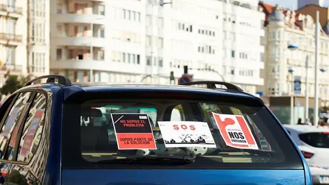 Archivo - Personas participan desde su veh&iacute;culo en una protesta del sector de la hosteler&iacute;a ante las restricciones por el COVID-19, en Santander.