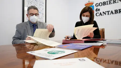 La Consejera De Presidencia, Interior, Justicia Y Acci&oacute;n Exterior, Paula Fern&aacute;ndez Via&ntilde;a, Firma Un Convenio De Colaboraci&oacute;n Con El Presidente De CERMI De Cantabria, Ignacio Fern&aacute;ndez.