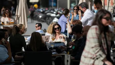 Personas en la terraza de un bar en Sevilla (Andaluc&iacute;a, Espa&ntilde;a), 