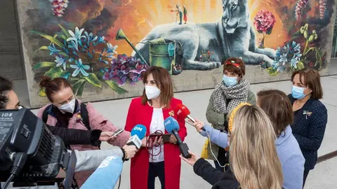 La consejera de Empleo y Pol&iacute;ticas Sociales, Ana Bel&eacute;n &Aacute;lvarez, presenta el mural realizado por la artista Laura Rodr&iacute;guez que reconoce la labor de los Servicios Sociales durante la pandemia
