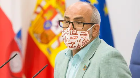 Archivo - El consejero de Sanidad en rueda de prensa