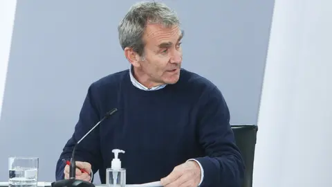 El director del Centro de Coordinaci&oacute;n de Alertas y Emergencias Sanitarias (CCAES), Fernando Sim&oacute;n, durante una rueda de prensa sobre el seguimiento de la pandemia por COVID-19, en el Complejo de Moncloa, en Madrid (Espa&ntilde;a), a 15 de marzo de 2021. Esta ru