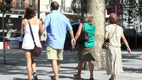 Archivo - Familia paseando, paseo, verano, buen tiempo, calle