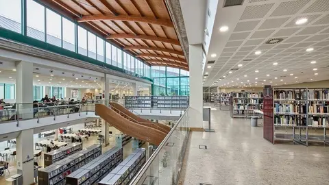 Archivo - La Biblioteca Central acoge un encuentro sobre la exposici&oacute;n 'Al Aire'