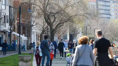 Varias personas paseando 