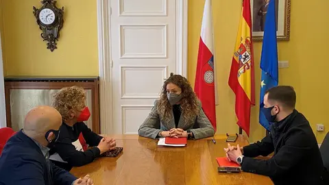 La delegada del Gobierno, Ainoa Qui&ntilde;ones, con la presidenta del Colegio de Enfermer&iacute;a, Mariluz Fern&aacute;ndez