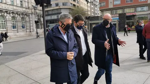 El l&iacute;der de Cs Cantabria, F&eacute;lix &Aacute;lvarez (derecha), con los concejales de Cs en el Ayuntamiento de Santander, Javier Ceruti (izda) y Felipe P&eacute;rez Manso (centro)
