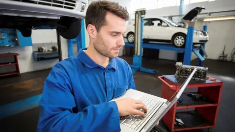 Imagen de un operario de un taller de veh&iacute;culos.