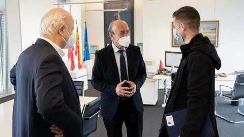 El Consejero De Industria, Turismo, Innovaci&oacute;n, Transporte Y Comercio, Javier L&oacute;pez Marcano (C), Recibe Al Alcalde De Rasines, Sergio Castro.