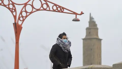Archivo - Una persona camina protegida del fr&iacute;o en el Paseo Mar&iacute;timo, el mismo d&iacute;a del paso de la borrasca Justine convertida en ciclog&eacute;nesis explosiva en A Coru&ntilde;a, Galicia (Espa&ntilde;a), a 31 de enero de 2021. Justine dej&oacute; ayer, 30 de enero rachas superiores 