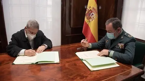 El director Adjunto Operativo (DAO) de la Guardia Civil, Pablo Salas, firma un convenio con la Federaci&oacute;n Espa&ntilde;ola de Asociaciones de Amigos del Camino de Santiago