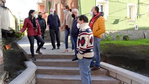 La alcaldesa de Santander, Gema Igual, y la concejala de Barrios y Participaci&oacute;n Ciudadana, Carmen Ruiz, visitan las obras del nuevo acceso entre Pronillo y la Bajada del Caleruco