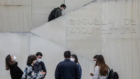 Varios estudiantes en una facultad de la Universidad de Valencia