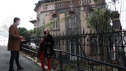 Archivo - Fern&aacute;ndez y Gonz&aacute;lez, concejales del PSOE, en el Palacio de Cortiguera