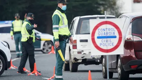 Archivo - Control de la Guardia Civil en un municipio c&aacute;ntabro. Archivo