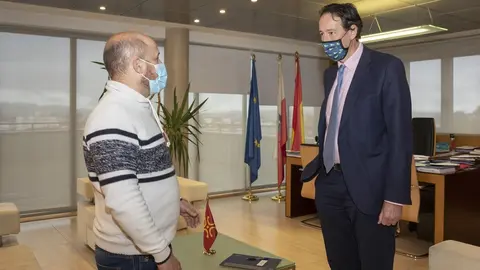 El consejero de Obras P&uacute;blicas, Ordenaci&oacute;n del Territorio y Urbanismo, Jos&eacute; Luis Gochicoa, recibe al alcalde de B&aacute;rcena de Pie de Concha, Agust&iacute;n Mantec&oacute;n