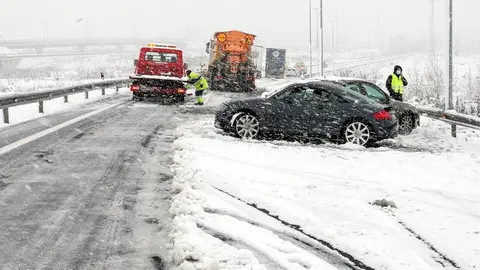 Un veh&iacute;culo permanece en el arc&eacute;n de una autov&iacute;a por la nevada en Burgos, Castilla y Le&oacute;n (Espa&ntilde;a), a 8 de marzo de 2021. La nieve ha sorprendido a los burgaleses este lunes desde primera hora de la ma&ntilde;ana, a pesar de que no hab&iacute;a aviso en las previsiones