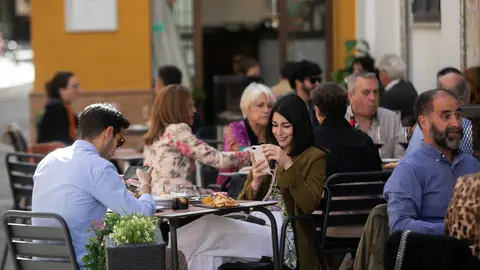 Personas en la terraza de un bar en Sevilla.