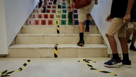 Archivo - Ni&ntilde;os subiendo escaleras en un colegio