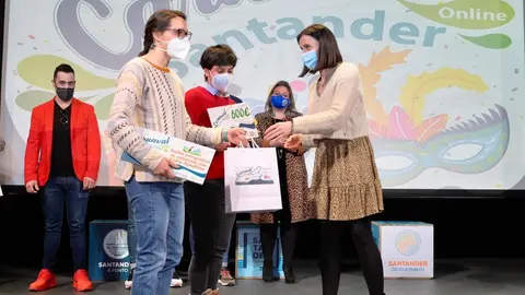 La alcaldesa de Santander, Gema Igual, entrega los premios del concurso de Carnaval 2021